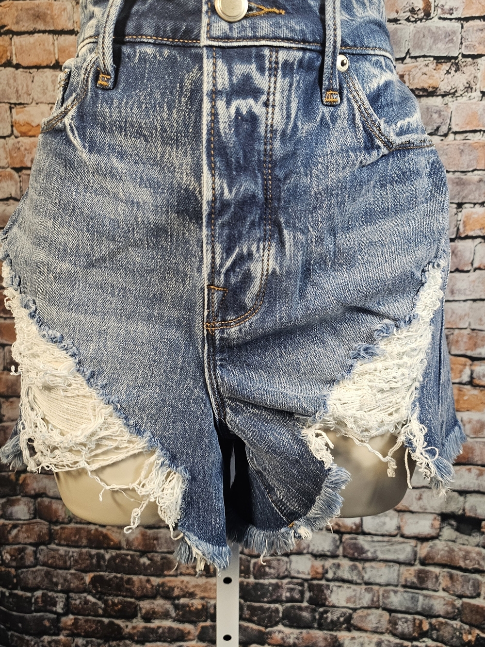 Good American Bleached Distressed Denim Shorts Size 0 25 High Rise Raw Hem